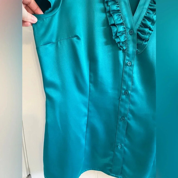 East 5th Large Green Sateen Ruffle Neck Cap Sleeve Tie waist belted blouse - Picture 7 of 9